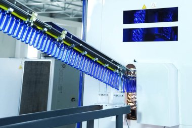 Plastik şişelerde doldurma hattı. Sıvı Dolum