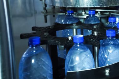 Pet şişede köpüklü su dolum hattı. Mini fabrika için 