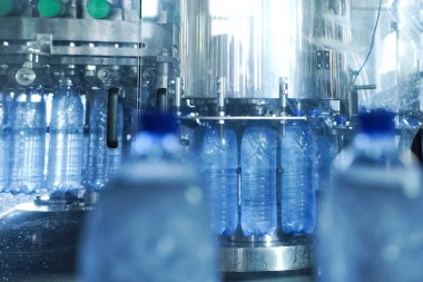 Pet şişede köpüklü su dolum hattı. Mini fabrika için 