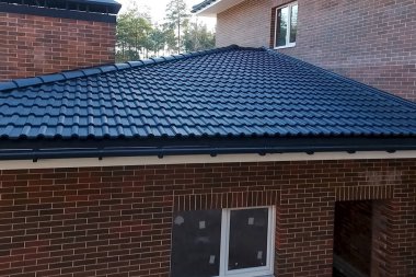 Seramik kiremit çatılı ev. beton-kum çatı kiremitleri.