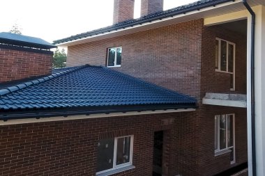 Yeni tuğla ev. Seramik kiremit çatılı ev. Çimento-kum çatı 