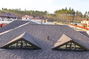 Çatı için küçük fayanslar. Bituminous 'un çatısına sahip bir ev 