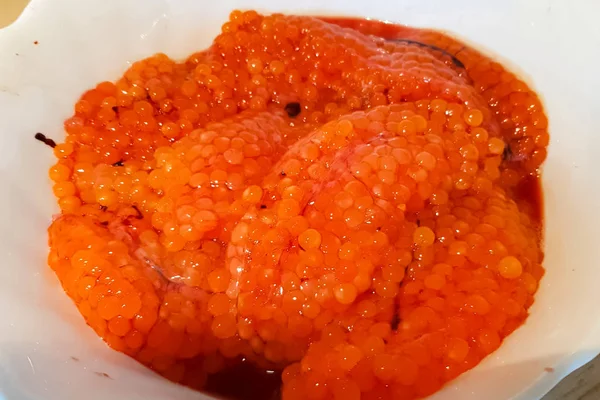El caviar rojo fresco acaba de ser tomado del pescado. . — Foto de Stock
