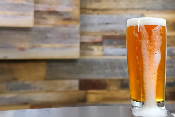 Vaso de cerveza en la mesa, un vaso de cerveza en el bar . —  Fotos de Stock