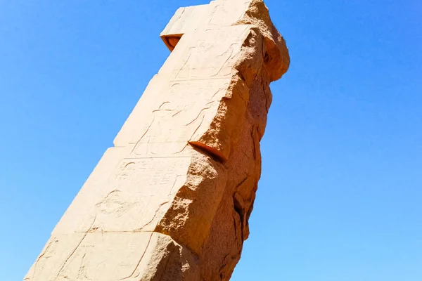 Forntida hieroglyfer på stenar och obelisker. — Stockfoto