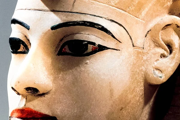 Antimon basierende Farbe auf dem Gesicht einer antiken ägyptischen Statue. — Stockfoto