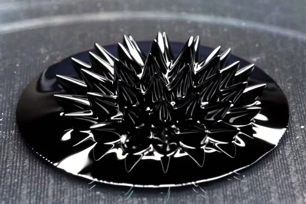 Beautiful forms of ferromagnetic fluid. Iron dissolved in a liqu — Stock Photo, Image