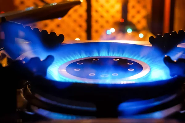 Brennender Gasherd. Blaue Flamme des Gasbrenners. — Stockfoto