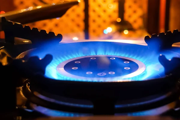 Hořící plynový sporák. Modrý plamen plynového hořáku. — Stock fotografie