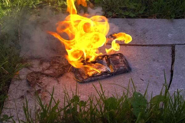 Burning smartphone, burning mobile phone — Stock Photo, Image