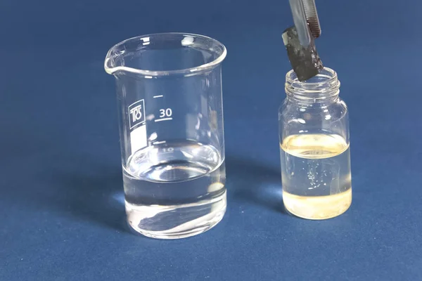 Химические эксперименты с химикатами, колбами — стоковое фото