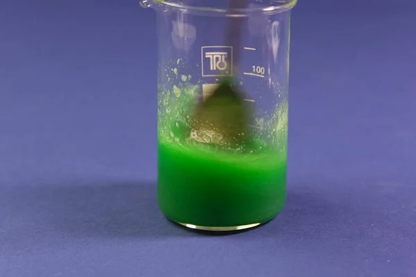 Kimyasallar, şişeler ile kimyasal deneyler — Stok fotoğraf