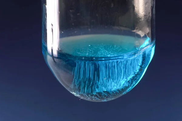 Kimyasallar, şişeler ile kimyasal deneyler — Stok fotoğraf