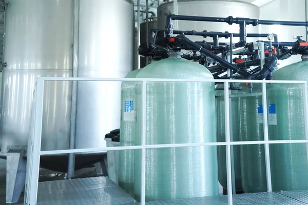 Vullijn van bruisend water in PET-fles. Mini fabriek voor — Stockfoto