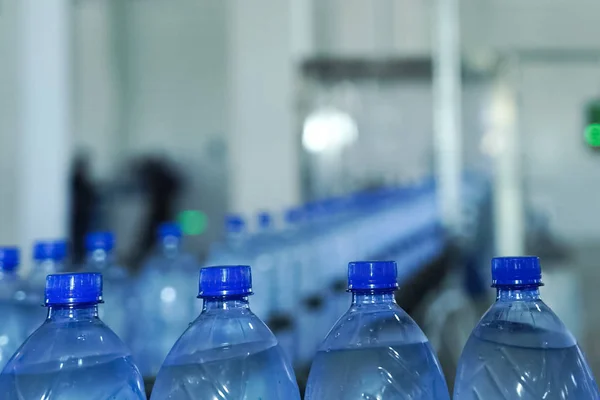 Vullijn van bruisend water in PET-fles. Mini fabriek voor — Stockfoto