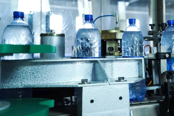 Vullijn van bruisend water in PET-fles. Mini fabriek voor — Stockfoto