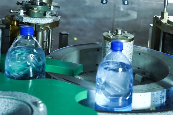 Vullijn van bruisend water in PET-fles. Mini fabriek voor — Stockfoto