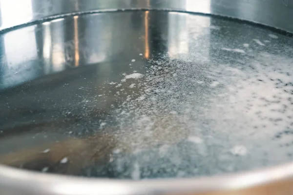 Foam on the surface of the water in a pan. — Stock Photo, Image