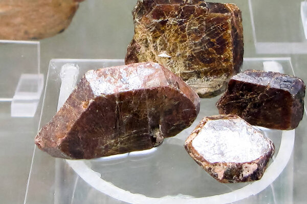 Кристаллы гадолиния, редкоземельный гадолиний металл
