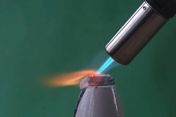 Ogrzewanie palnika gazowego kawałki metalu. — Zdjęcie stockowe