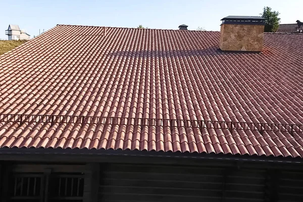 Casa com telhado de cerâmica. telhas de cimento-areia . — Fotografia de Stock