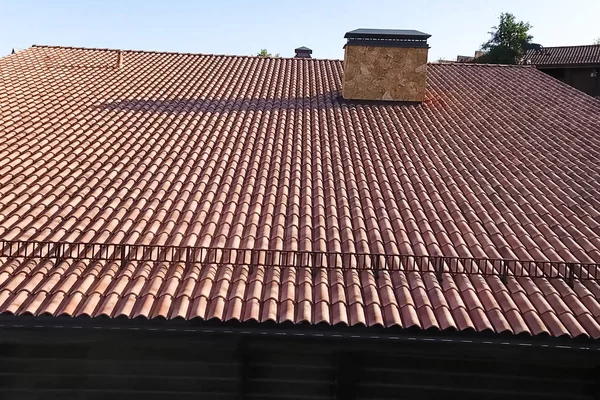 Casa com telhado de cerâmica. telhas de cimento-areia . — Fotografia de Stock