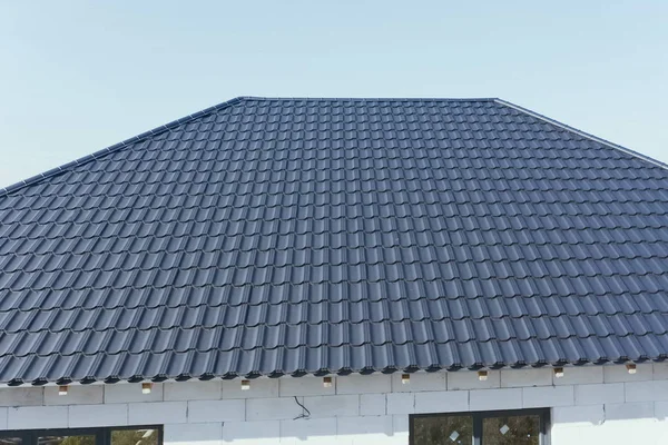 Casa com telhado de metal cinzento. telhado de metal ondulado e metal ro — Fotografia de Stock