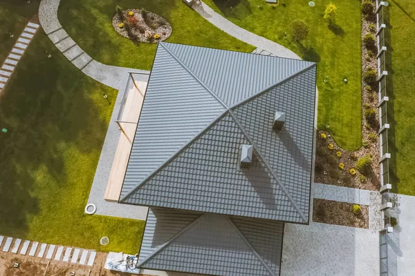 Σπίτι με γκρι μεταλλική οροφή. Κυματοειδής μεταλλική στέγη και μέταλλο — Φωτογραφία Αρχείου