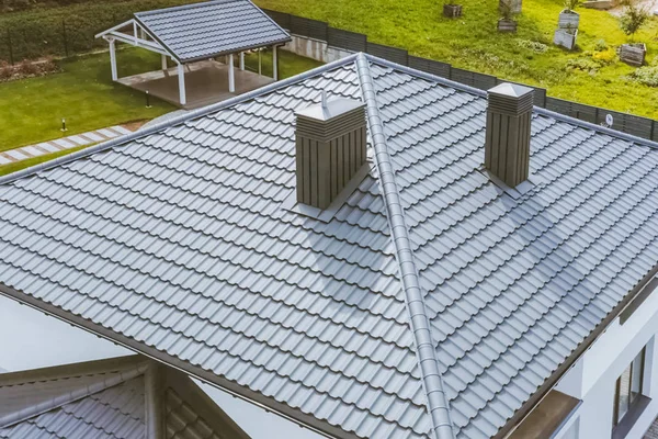 Hus med grått metalltak. Korrugerad metall tak och metall ro — Stockfoto