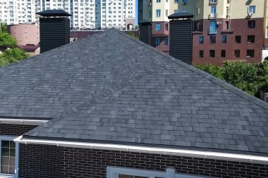 Çatı için küçük fayanslar. Bituminous 'un çatısına sahip bir ev 