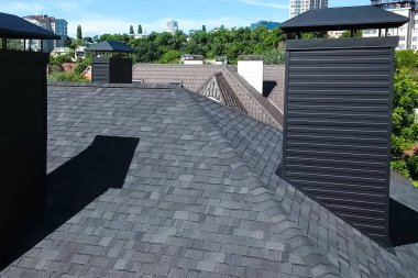 Çatı için küçük fayanslar. Bituminous 'un çatısına sahip bir ev 