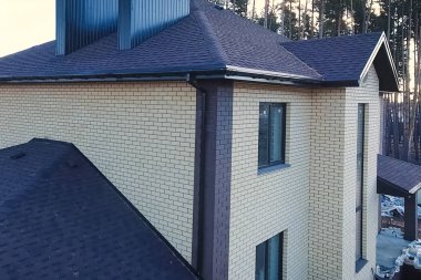 Çatı için küçük fayanslar. Bituminous 'un çatısına sahip bir ev 
