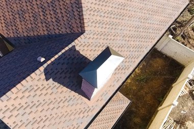 Çatı için küçük fayanslar. Bituminous 'un çatısına sahip bir ev 