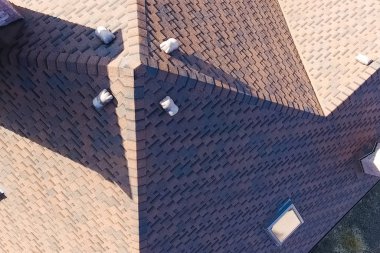 Çatı için küçük fayanslar. Bituminous 'un çatısına sahip bir ev 