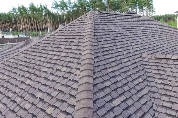 Baldosas bituminosas para un techo. Casa con un techo de un bituminoso —  Fotos de Stock