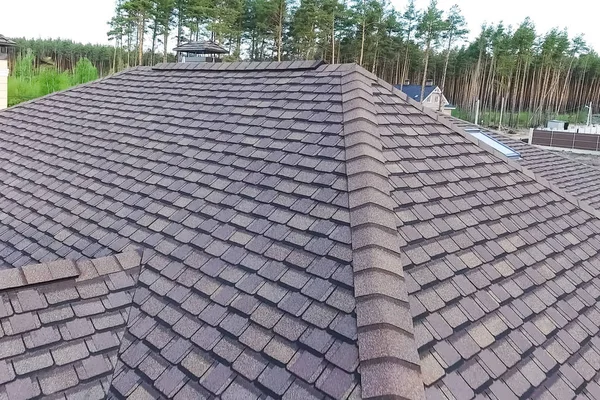 Bituminous csempe egy tető. A ház teteje bitumenes — Stock Fotó