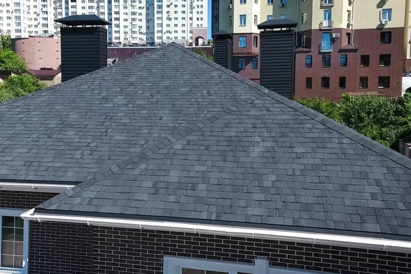 Mattonelle bituminose per un tetto. Casa con un tetto da un bituminoso — Foto Stock