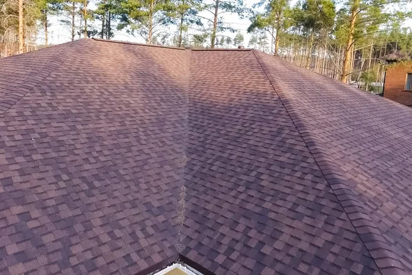 Bituminöse Ziegel für ein Dach. Haus mit einem Dach aus Bitumen — Stockfoto