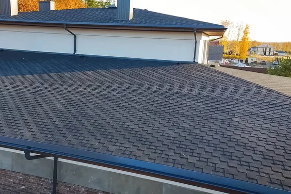 Бітумна плитка для даху. Будинок з дахом від бітумного — стокове фото