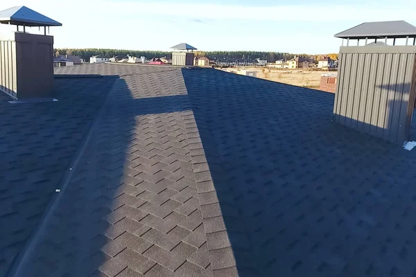 Bitumineuze tegel voor een dak. Huis met een dak van een bitumineus — Stockfoto