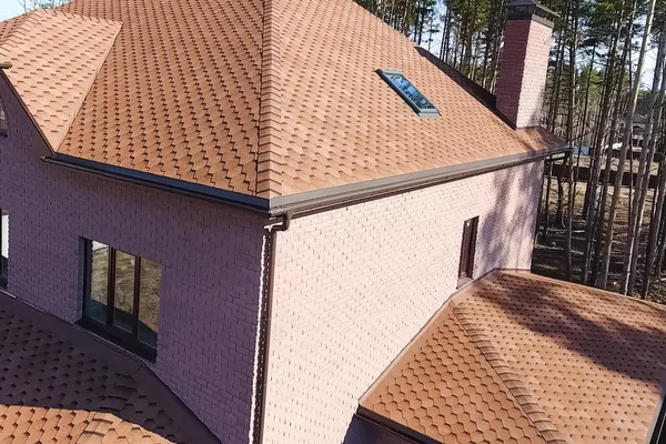屋根のための明るいタイル。屋根のある家だよ — ストック写真