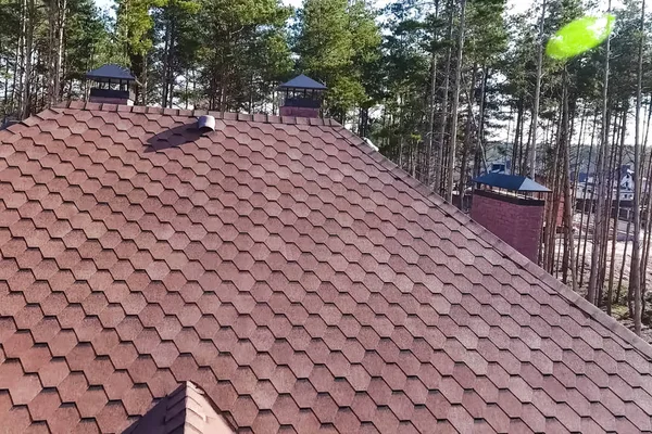Bitumiczny dachówka dla dach. Dom z dachem z bitumicznego — Zdjęcie stockowe
