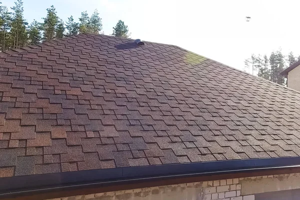 Tuile bitumineuse pour un toit. Maison avec un toit d'un bitumineux — Photo