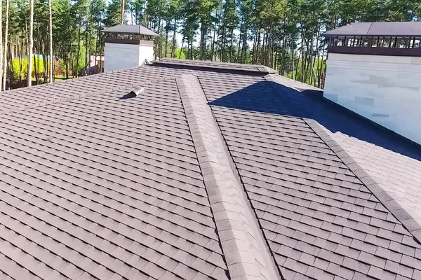 Bituminös kakel för ett tak. Hus med tak från ett bituminöst — Stockfoto