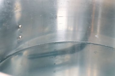 Su tankında galon olarak sıvı seviyesinde ölçüm..