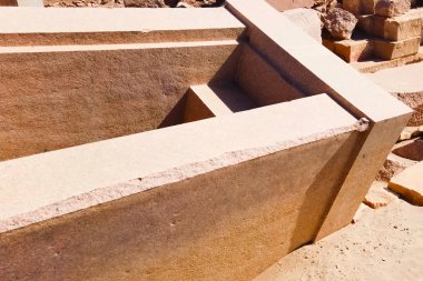 Megalitik binalar, eserler, antik uygarlığın taş ürünleri.