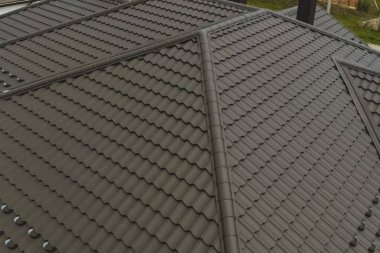 Oluklu metal çatı ve metal çatı. Modern çatıdan yapılma.