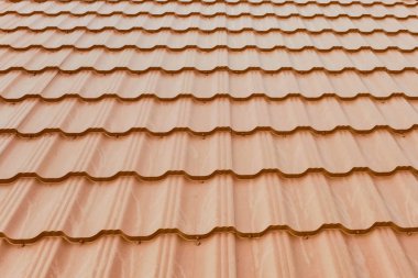 Oluklu metal çatı ve metal çatı. Modern çatıdan yapılma.