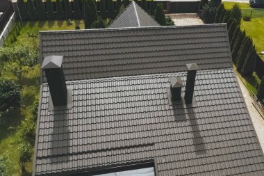 Oluklu metal çatı ve metal çatı. Modern çatıdan yapılma.