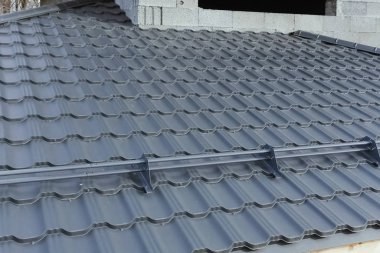 Oluklu metal çatı ve metal çatı. Modern çatıdan yapılma.